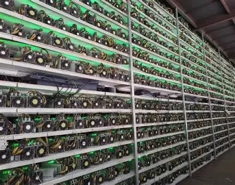 An overview of a modern, sustainable mining farm equipped with energy-efficient rigs, emphasizing future-proofing strategies